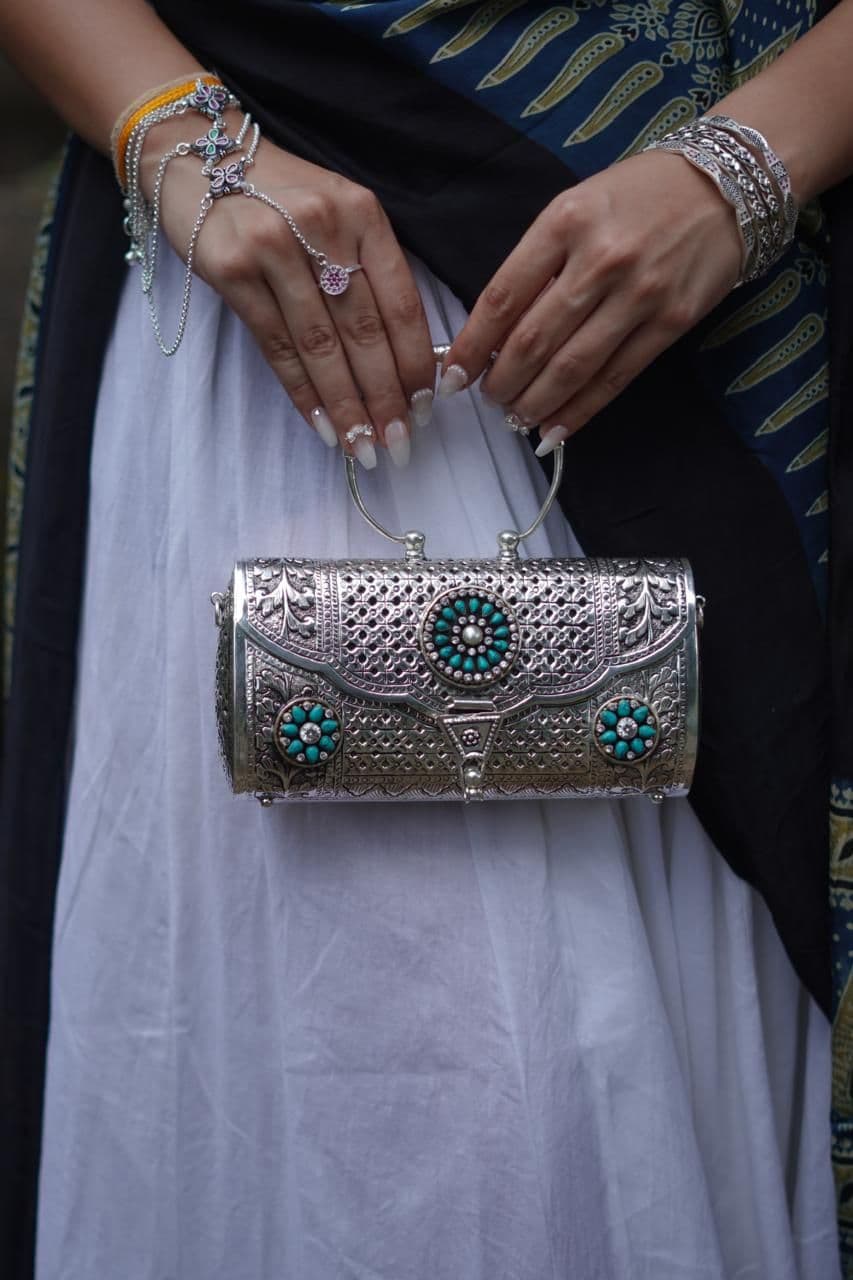 Clutch with haathphool · Full view