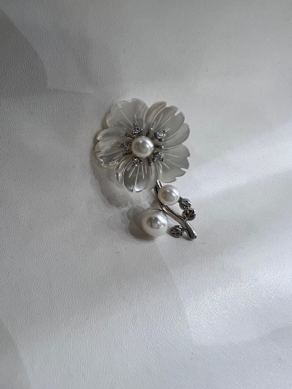 Pearl flower brooch